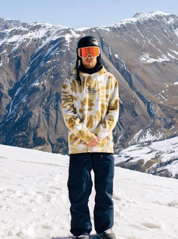 Dawid Nikadon w górach, w goglach i bluzie tie-dye